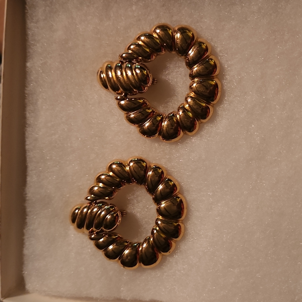 Vintage Monet large door knocked gold tone clip on earrings